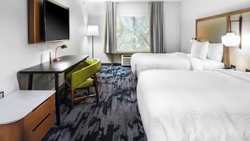 Een bureau, verduisterende gordijnen, een strijkplank/strijkijzer