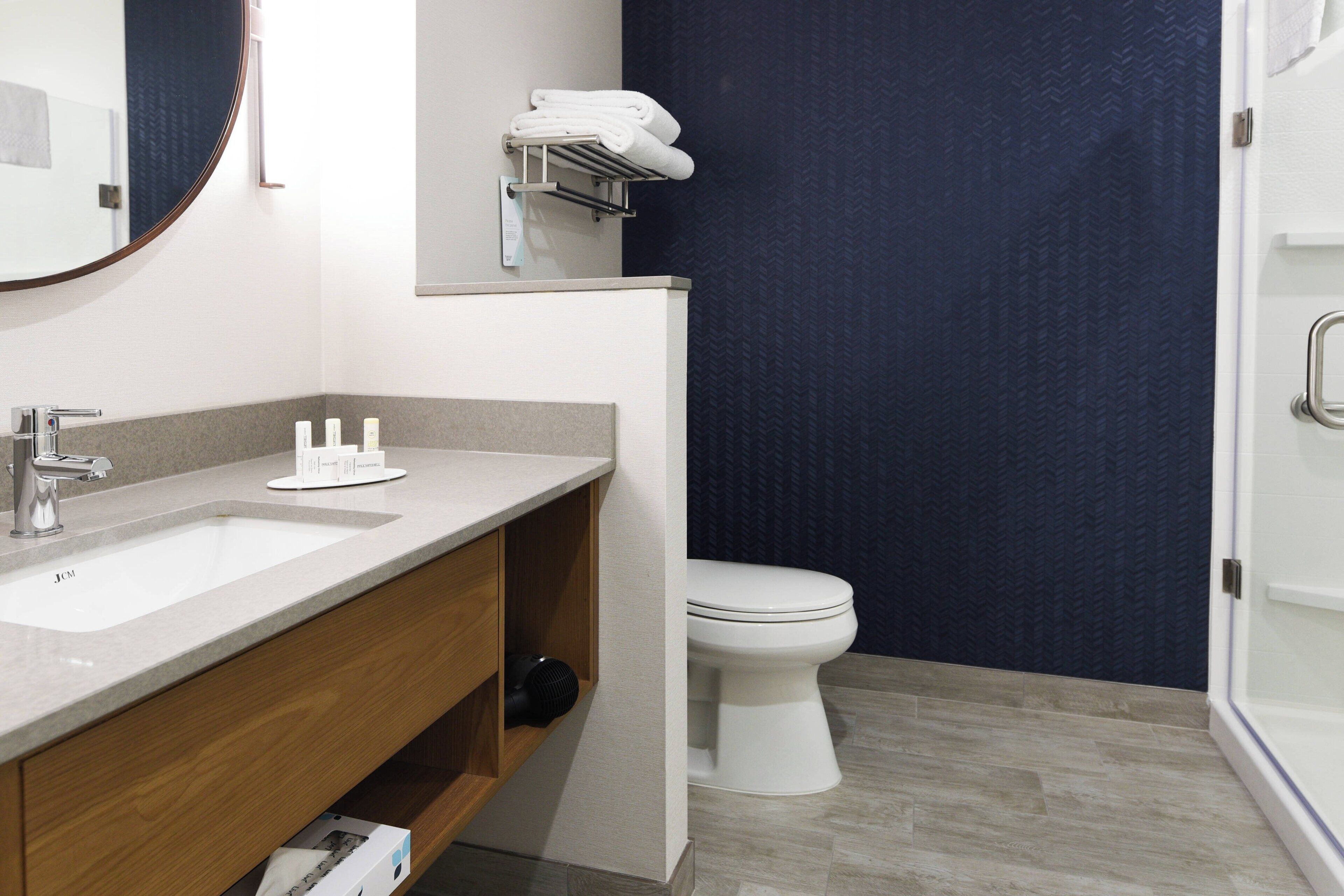 combined shower/bathtub, hair dryer, towels