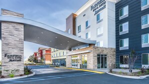 A Fairfield Inn & Suites Marriott hotel with a modern design, featuring a covered entrance and a parking lot. - Fairfield Inn & Suites by Marriott Ontario Rancho Cucamonga (Rancho Cucamonga)