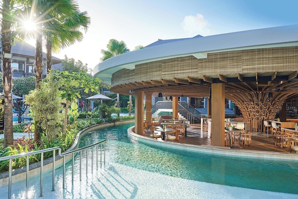 Outdoor pool, pool umbrellas, sun loungers