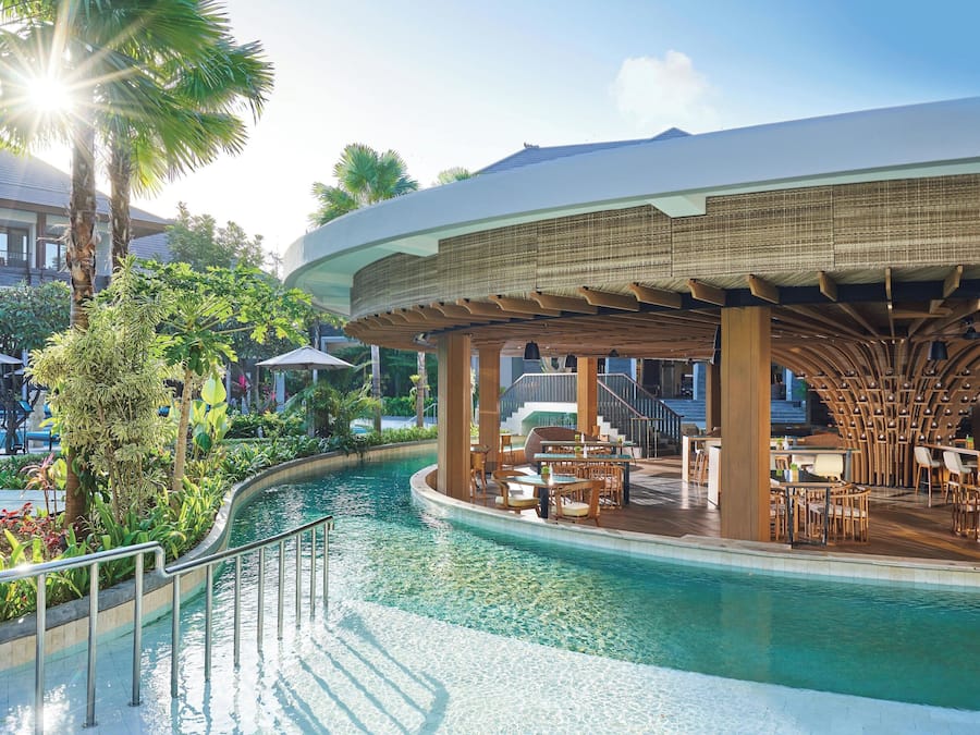Una piscina al aire libre, sombrillas, sillones reclinables de piscina