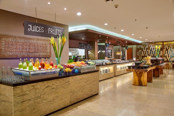 A buffet area with a sign reading "JUICES FRUITS" and a variety of fruits and beverages. - Marriott’s Bali Nusa Dua Gardens (Nusa Dua)