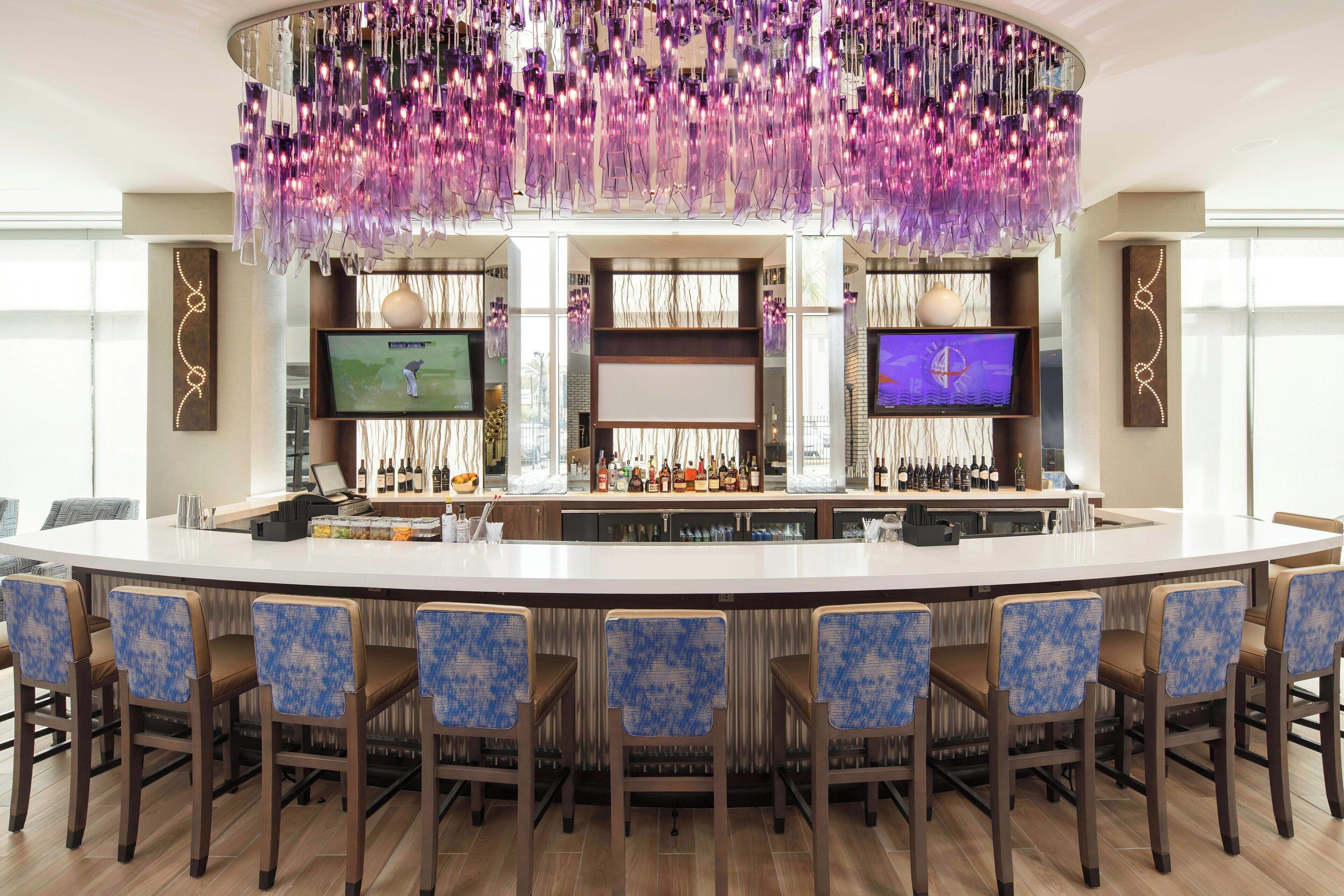 2 bars/lounges, rooftop bar, lobby lounge