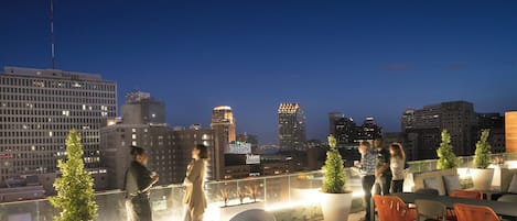 2 bars/lounges, rooftop bar, lobby lounge