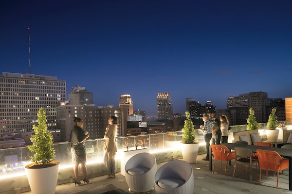 2 bars/lounges, rooftop bar, lobby lounge