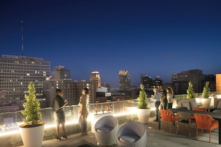 2 bars/lounges, rooftop bar, lobby lounge