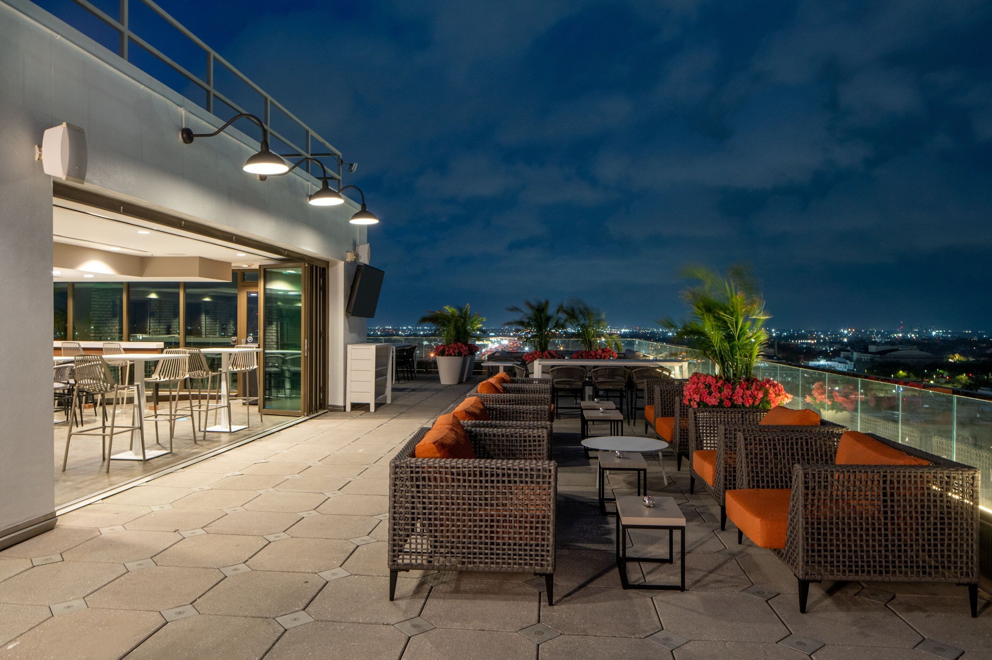 2 bars/lounges, rooftop bar, lobby lounge