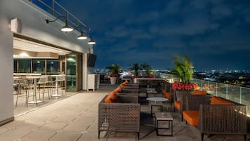 2 bars/lounges, rooftop bar, lobby lounge