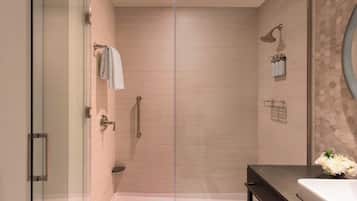 ฝักบัว, ของใช้ในห้องน้ำฟรี, ไดร์เป่าผม, ผ้าเช็ดตัว