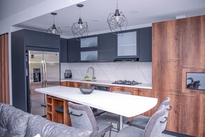 Penthouse Deluxe | Delat kök | Stort kylskåp, mikrovågsugn, spishäll och kaffe- och tebryggare