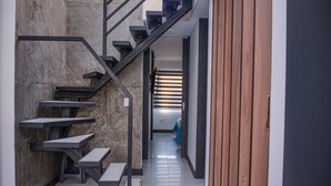 Eine moderne Treppe mit einer Steinwand an einer Seite und einer Holzwand an der anderen.