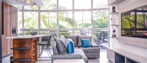 Penthouse Deluxe | Salle de séjour | Télévision LCD de 35 pouces avec chaînes par câble, télévision