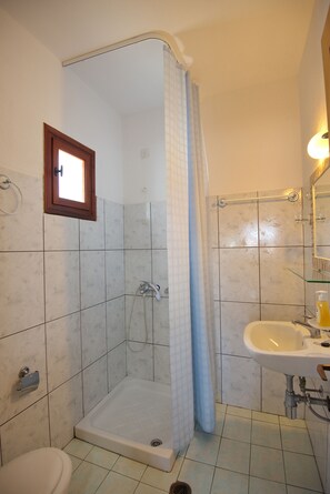Kamer, gedeeltelijk uitzicht op zee | Badkamer | Een douche, handdoeken, toiletpapier