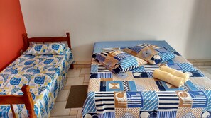 Habitación triple | Minibar, cortinas opacas, tabla de planchar con plancha y wifi gratis