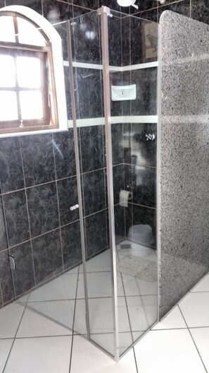 Minibar, cortinas opacas, tabla de planchar con plancha y wifi gratis