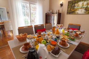 Free daily cooked-to-order breakfast