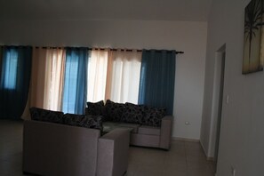 3 Bedroom Villa | Coin séjour | Télévision à écran plat