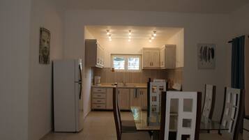 3 Bedroom Villa | Cuisine privée | Grand réfrigérateur, micro-ondes, four, plaque de cuisson