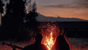Melayani sarapan, makan siang, makan malam; sajian masakan daerah