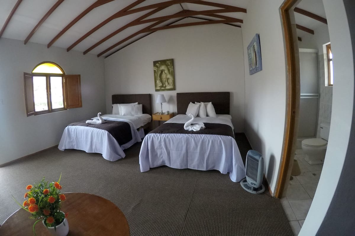 Twin Room | In-room safe, desk, iron/ironing board (on request)