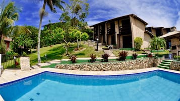 Una piscina al aire libre