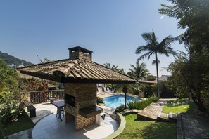 Una piscina al aire libre
