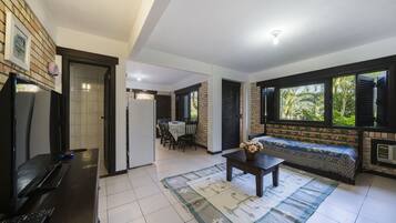 Apartment with 2 dorms | Zona de estar | Una televisión