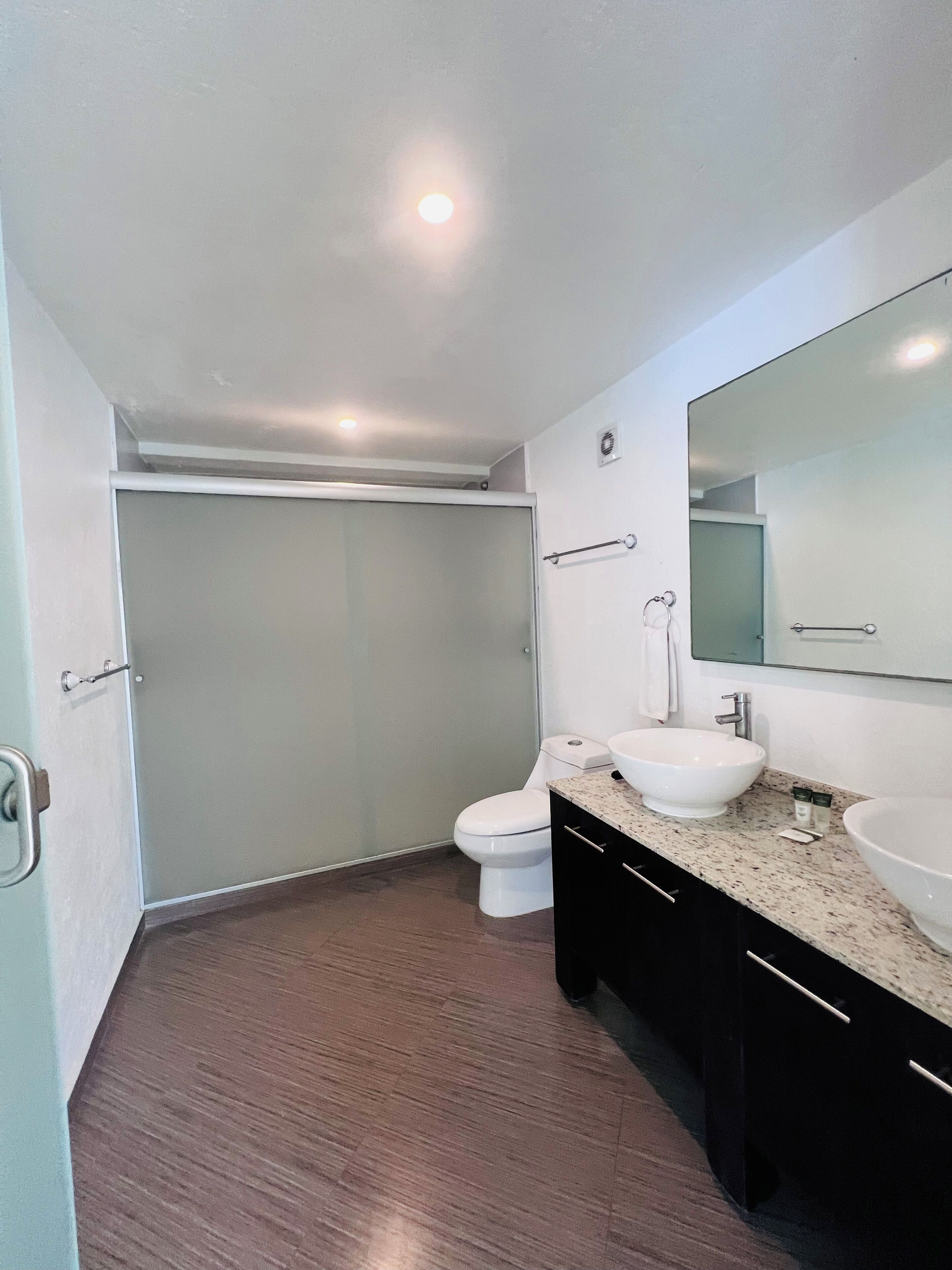 master suite | bathroom | free toiletries, hair dryer, towels