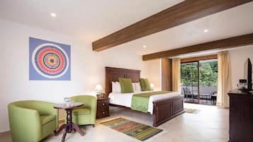 Master Suite | Minibar, safe på rommet, skrivebord og strykejern/-brett