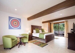 Superior suite | Een minibar, een kluis op de kamer, een bureau