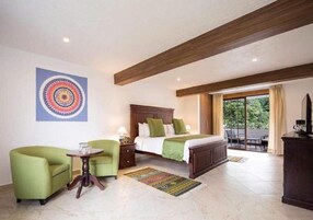 Master Suite | Minibaari, tallelokero huoneessa, työpöytä, silitysrauta/-lauta