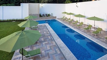 Kolam renang outdoor, dengan kursi berjemur