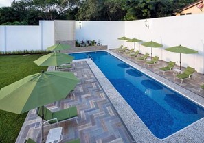 Piscina all'aperto, lettini