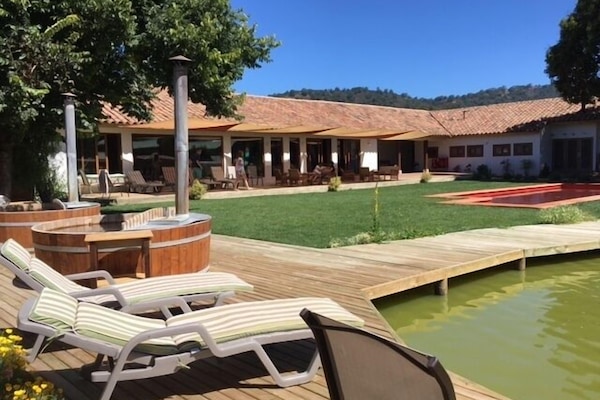 Una piscina al aire libre de temporada, sillones reclinables de piscina