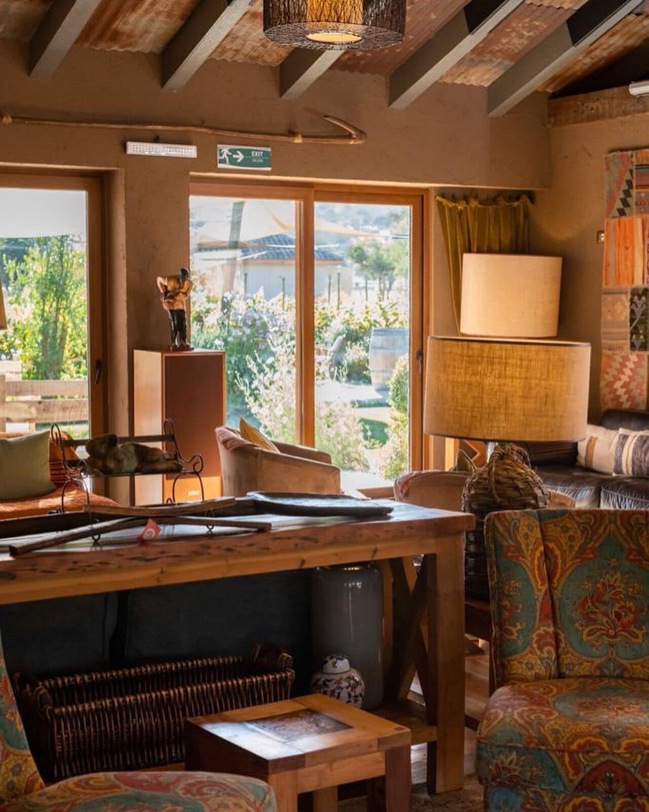 40-inch flat-screen tv with satellite channels, tv