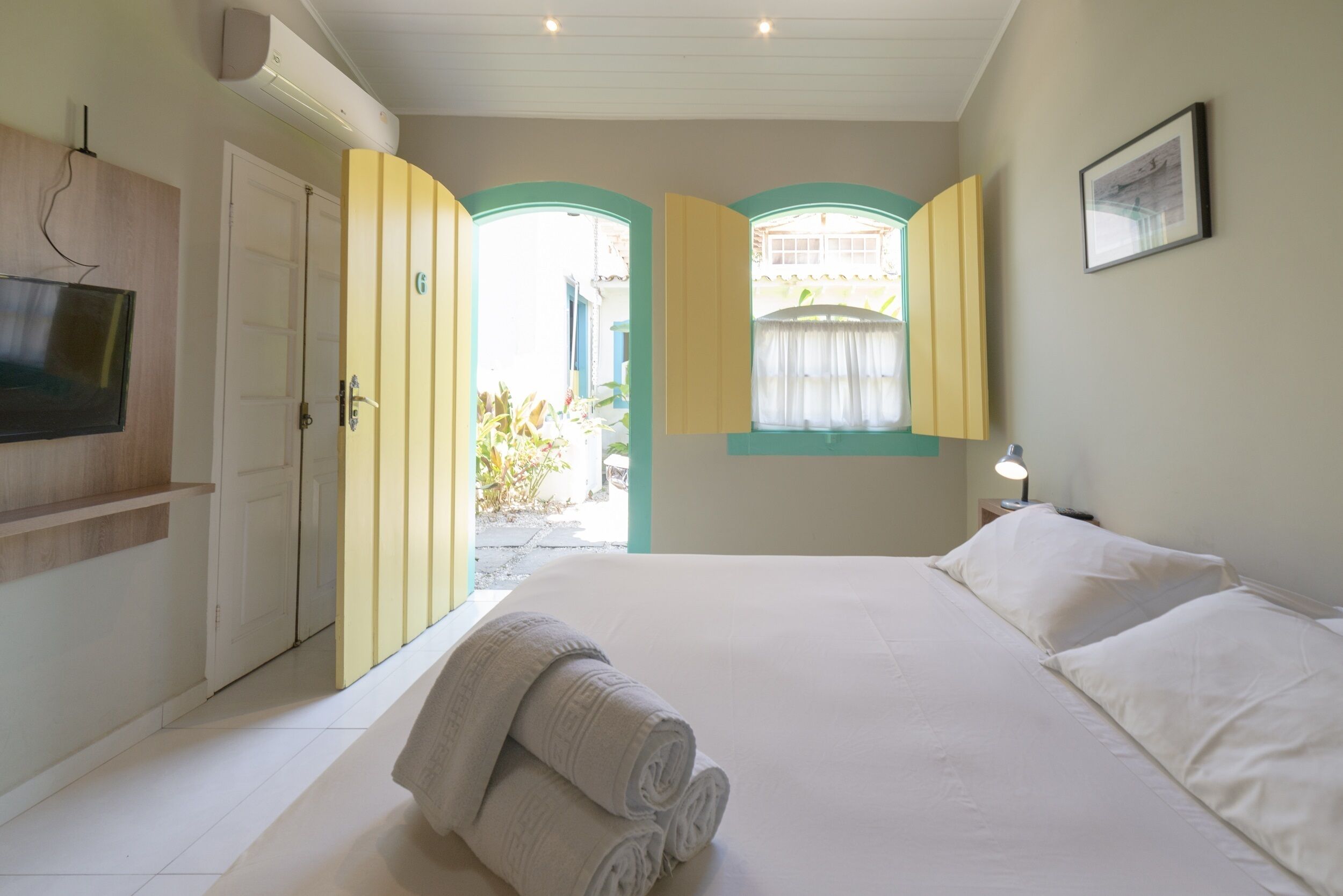 Quarto triplo (Colonial) | Frigobar, escrivaninha, ferros/tábuas de passar roupa, Wi-Fi de cortesia