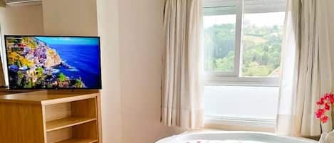 Kamar Premier | Minibar, brankas, meja kerja, dan tirai kedap cahaya