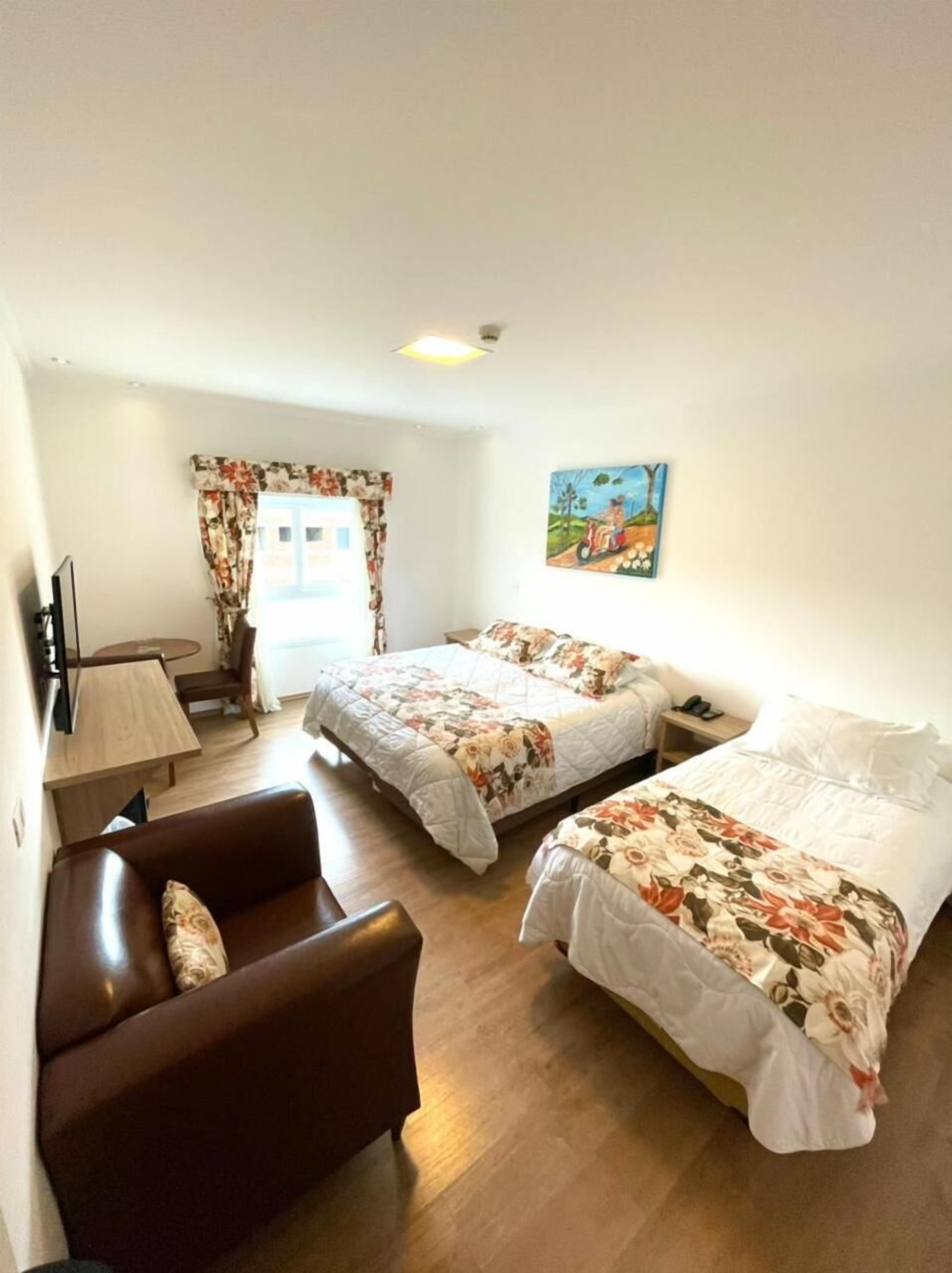 Quarto triplo premium | Frigobar, cofres nos quartos, escrivaninha, cortinas blackout