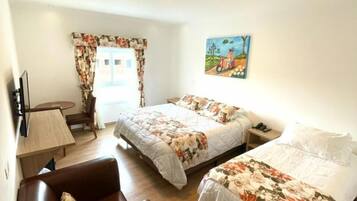 Quarto triplo premium | Frigobar, cofres nos quartos, escrivaninha, cortinas blackout