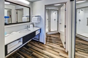 Bathroom shower - Hampton Inn & Suites Franklin Berry Farms (Franklin)