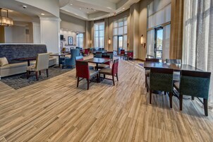 包含每日自助早餐