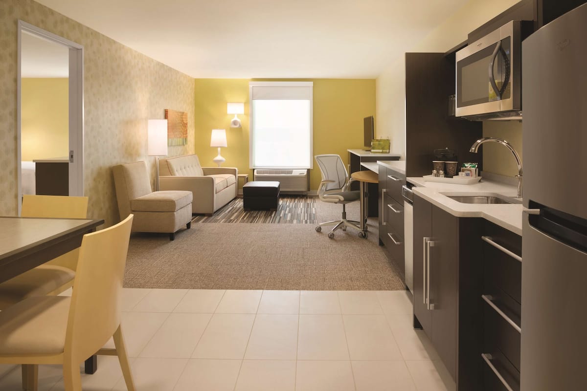 Suite 1 Bedroom 2 Queen Beds Non Smoking | Langsir/tirai gelap terus, Wi-fi percuma, cadar katil 