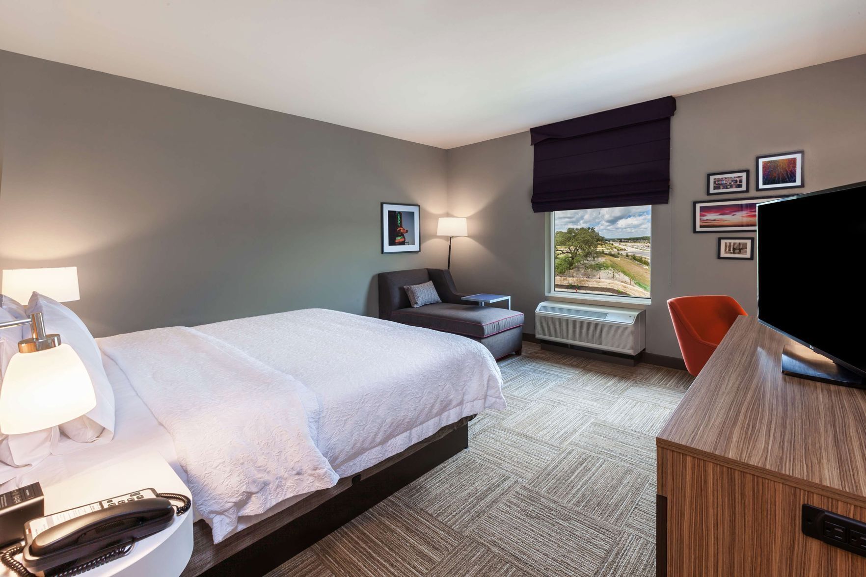 Premium bedding, in-room safe, desk, free cribs/infant beds