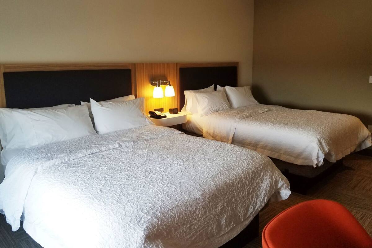 Premium bedding, in-room safe, desk, free cribs/infant beds