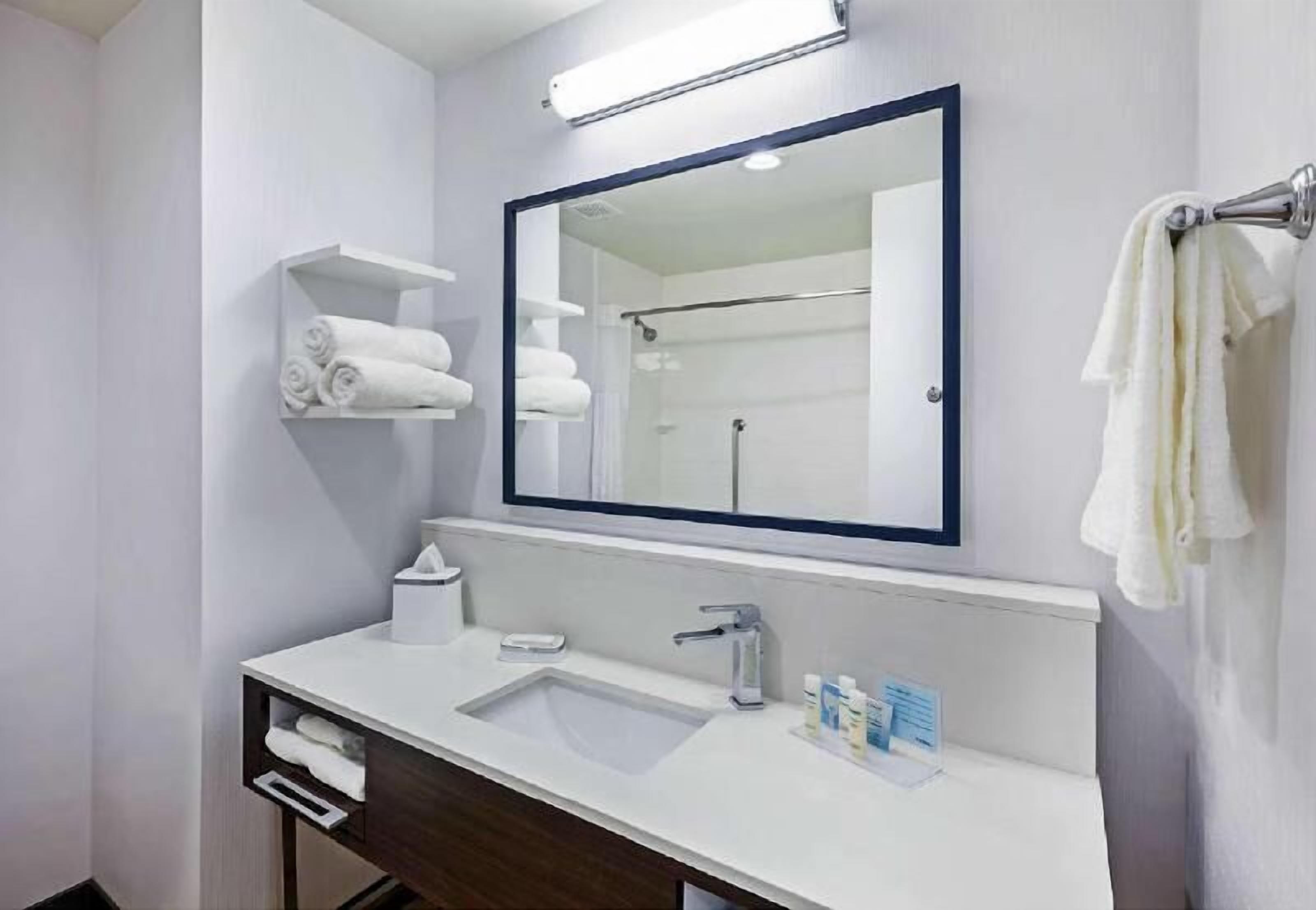 Bathroom | Combined shower/tub, free toiletries, towels
