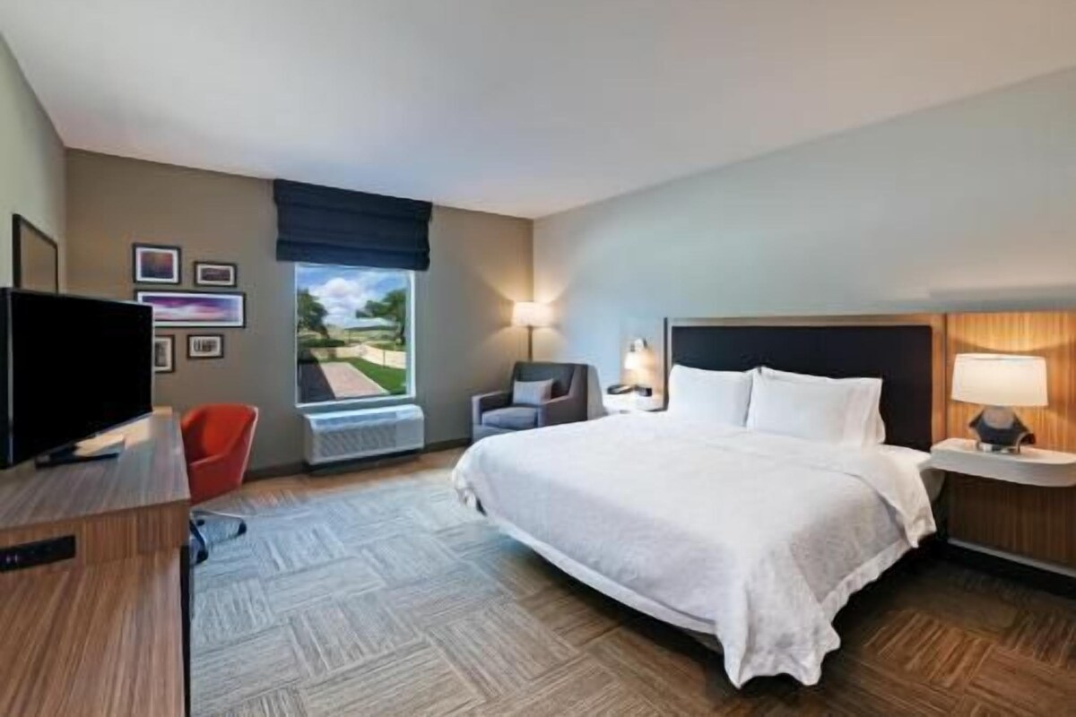 Premium bedding, in-room safe, desk, cribs (free)
