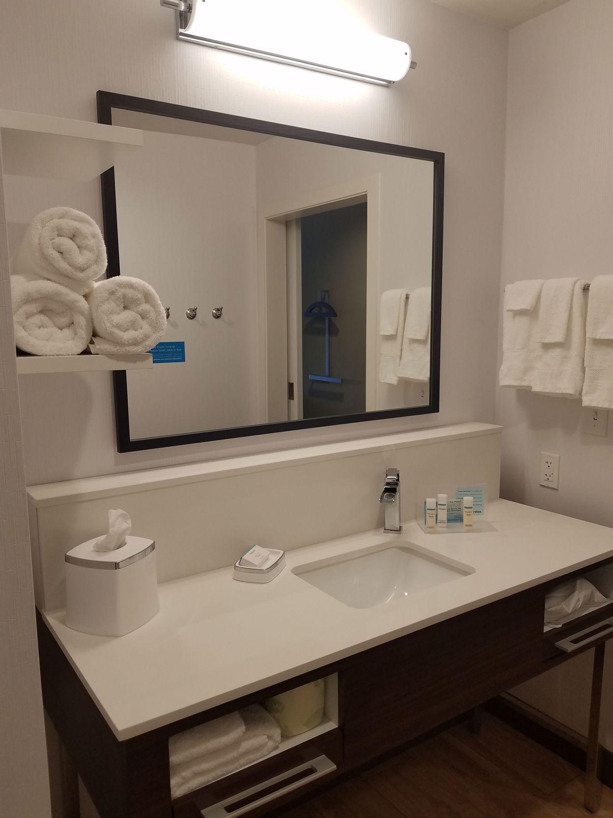 Bathroom | Combined shower/tub, free toiletries, towels