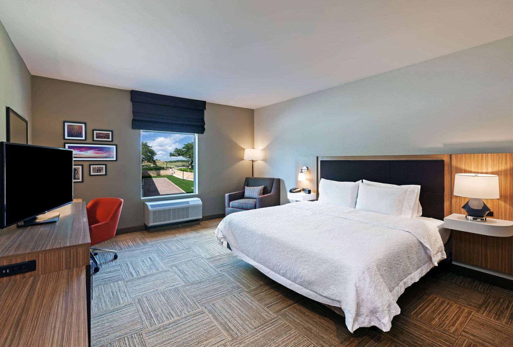 Premium bedding, in-room safe, desk, free cribs/infant beds