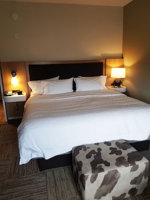 Premium bedding, in-room safe, desk, free cots/infant beds