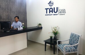 ฝ่ายต้อนรับ